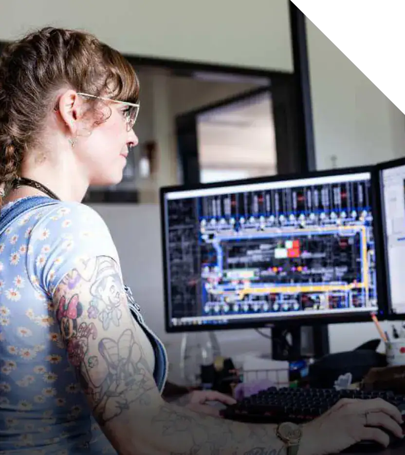Planerin arbeitet an einem digitalen Gebäudeplan