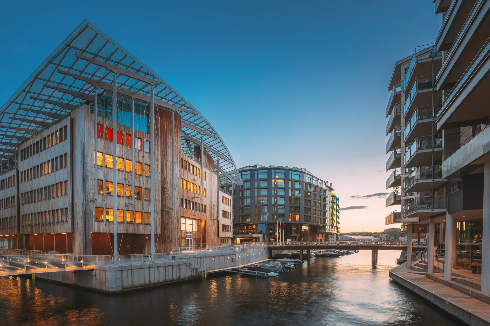 Gebäude am Wasser mit geschwungener Dachkonstruktion