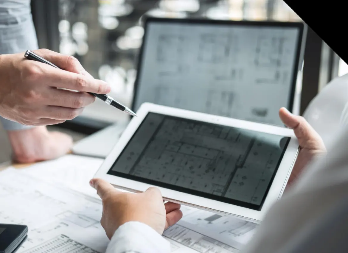 Personen betrachten digitale Baupläne auf einem Tablet