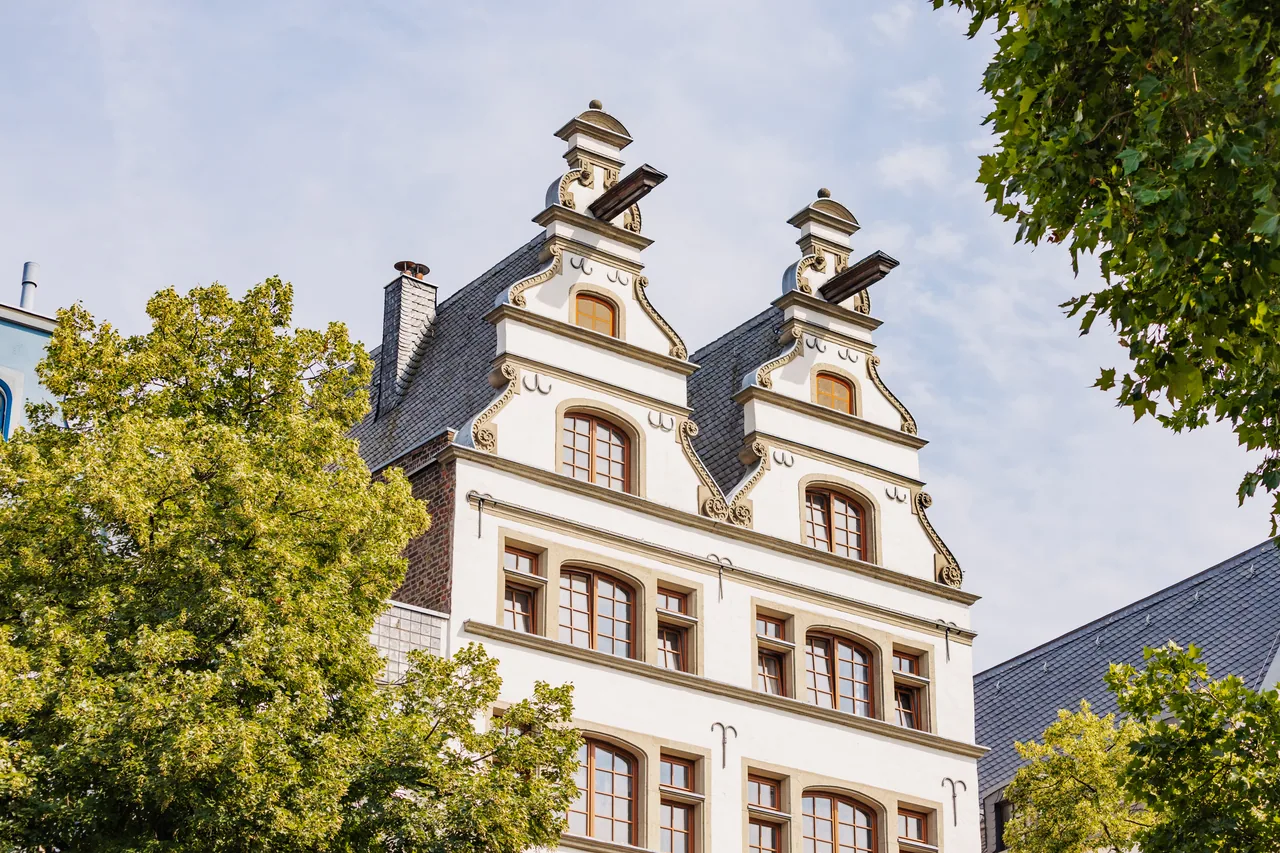 Historische Gebäudefassade in der Kölner Altstadt
