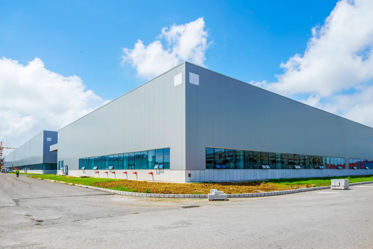 Modernes Produktionsgebäude in einem Industriepark