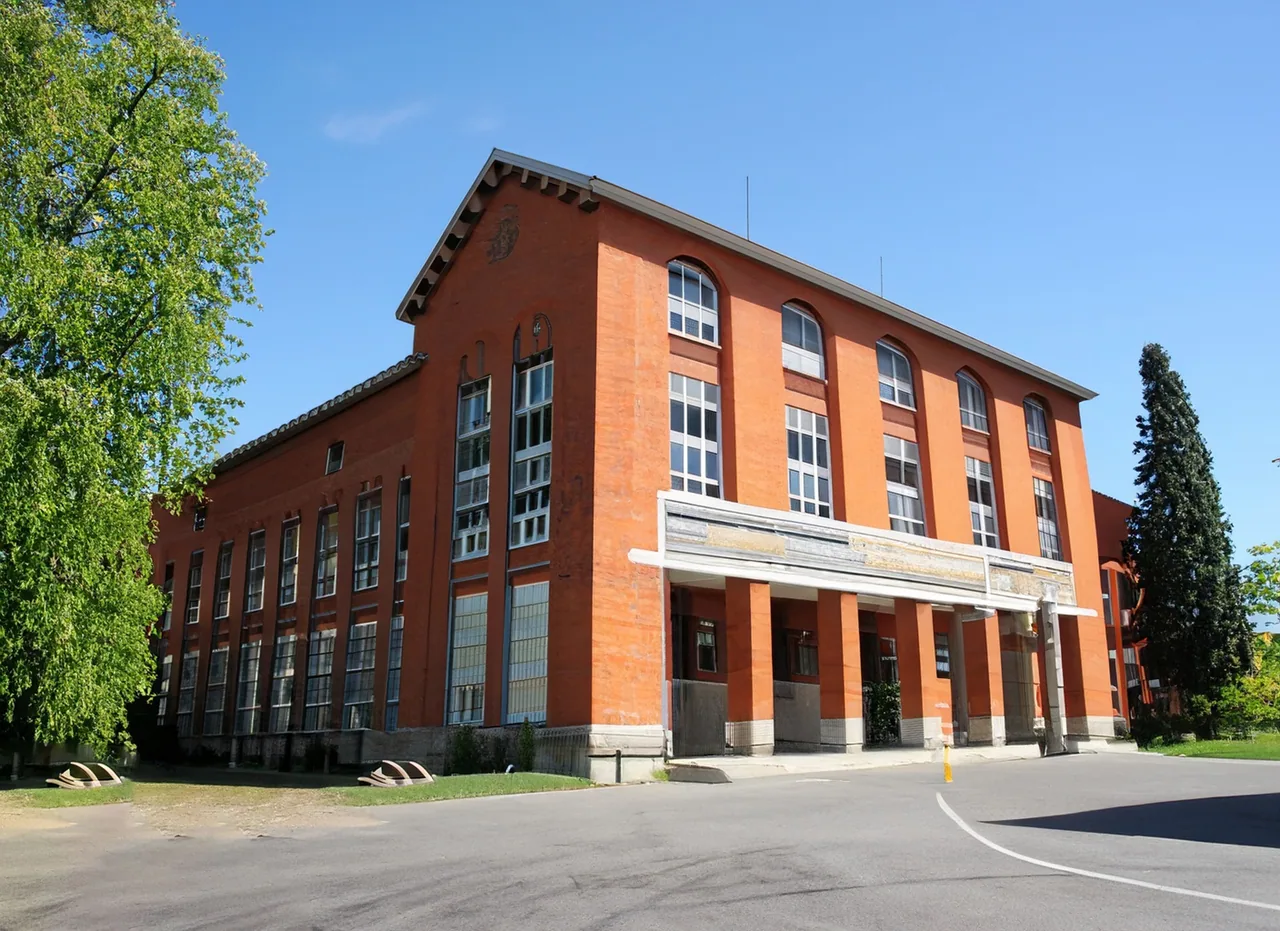 Schulgebäude mit roter Backsteinfassade