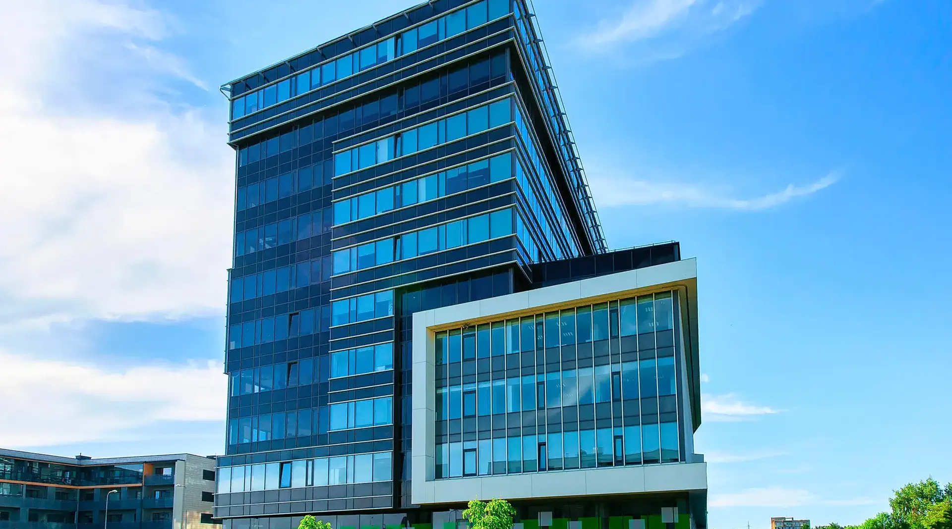 Modernes Bürogebäude mit Glasfassade