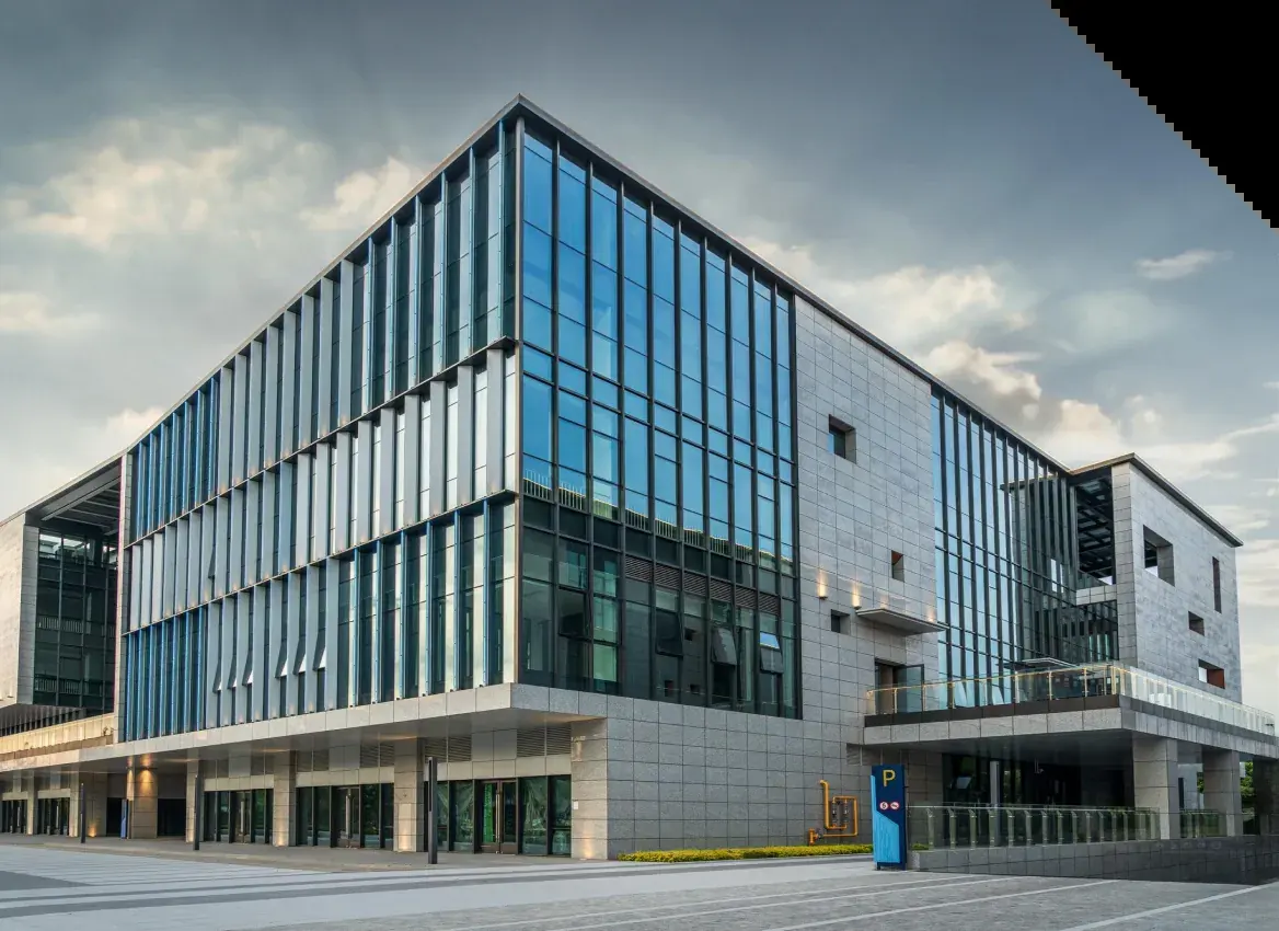 Großes Bürogebäude mit Glasfassade